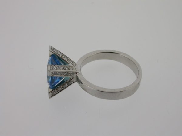 ring_witgoud_diamant_blauwe_topaas_klassiek_pootjes_bezet3