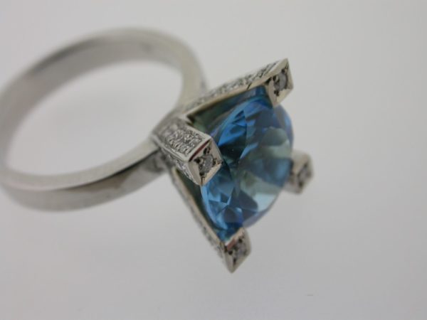ring_witgoud_diamant_blauwe_topaas_klassiek_pootjes_bezet6